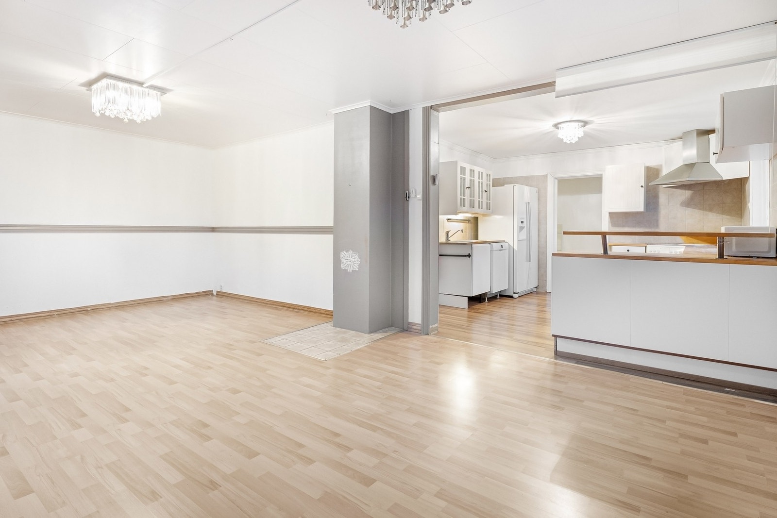 Åpen løsning mellom stue og kjøkken som er perfekt under sosiale sammenkomster. Galleribilde