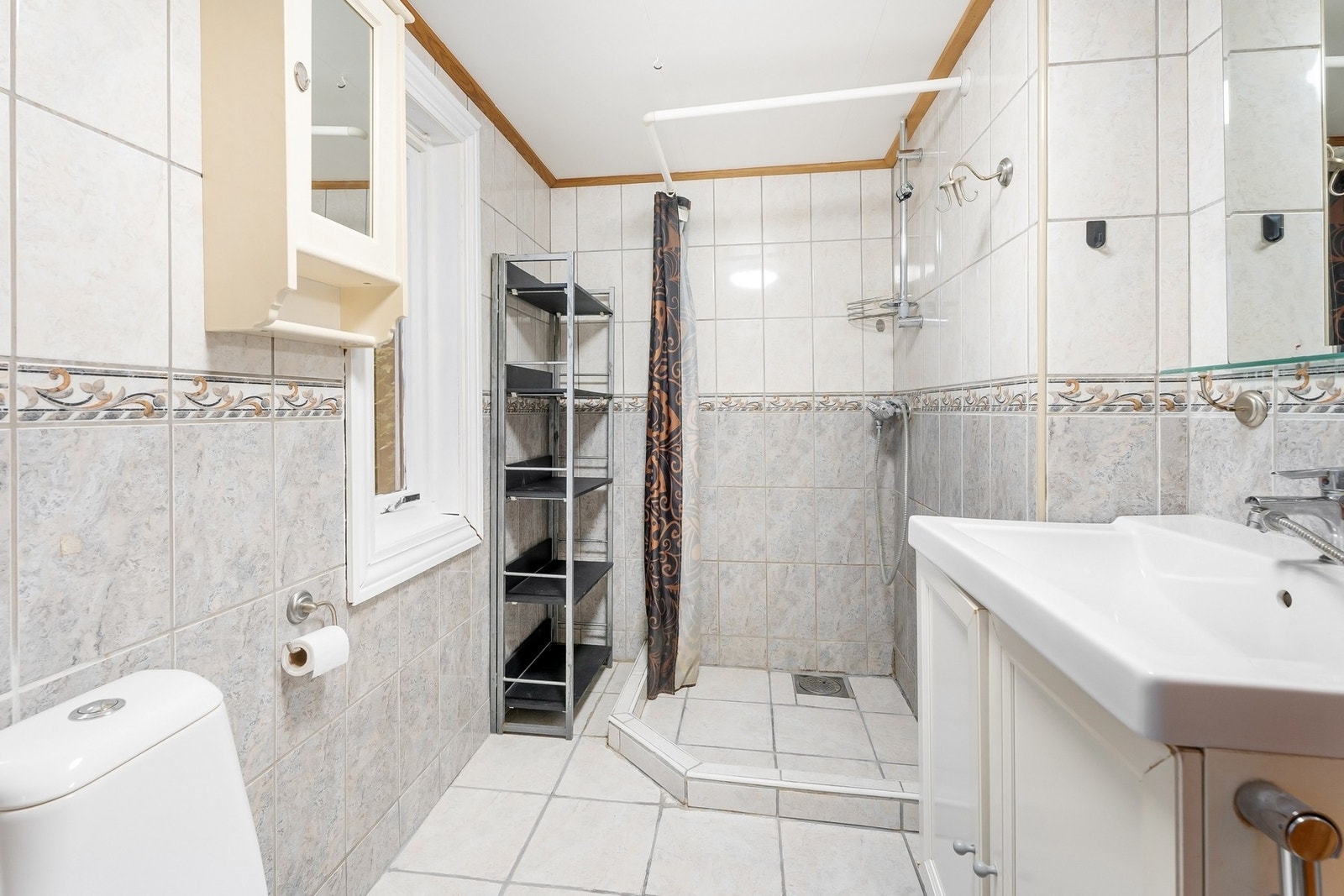 Bad innredet med dusj, servant og WC. Galleribilde