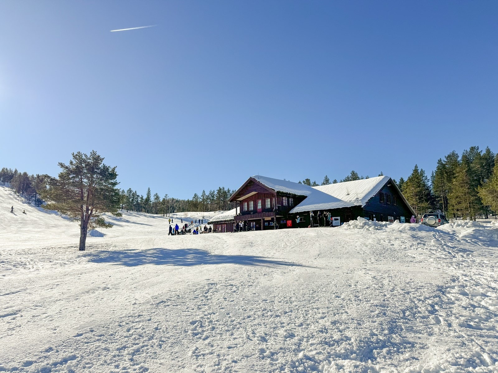Skistua ved alpinbakken. Galleribilde