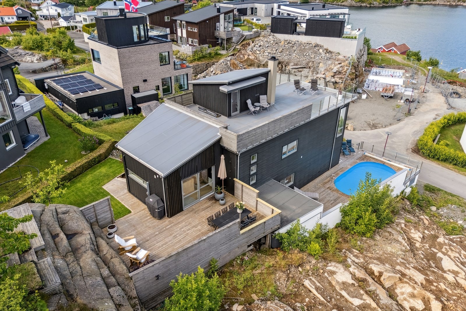 Moderne enebolig med takterrasse og basseng, flott beliggenhet nær sjøen. Galleribilde