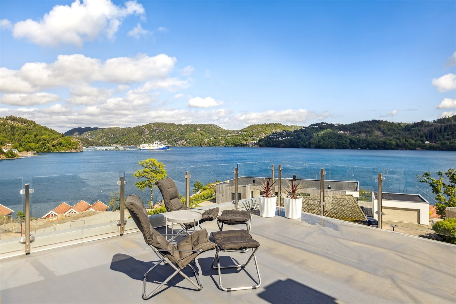 Nydelig utsikt over fjorden fra solrik terrasse. Nyt fredelige omgivelser med nærhet til natur og sjø. Perfekt sted for avslapning. Galleribilde