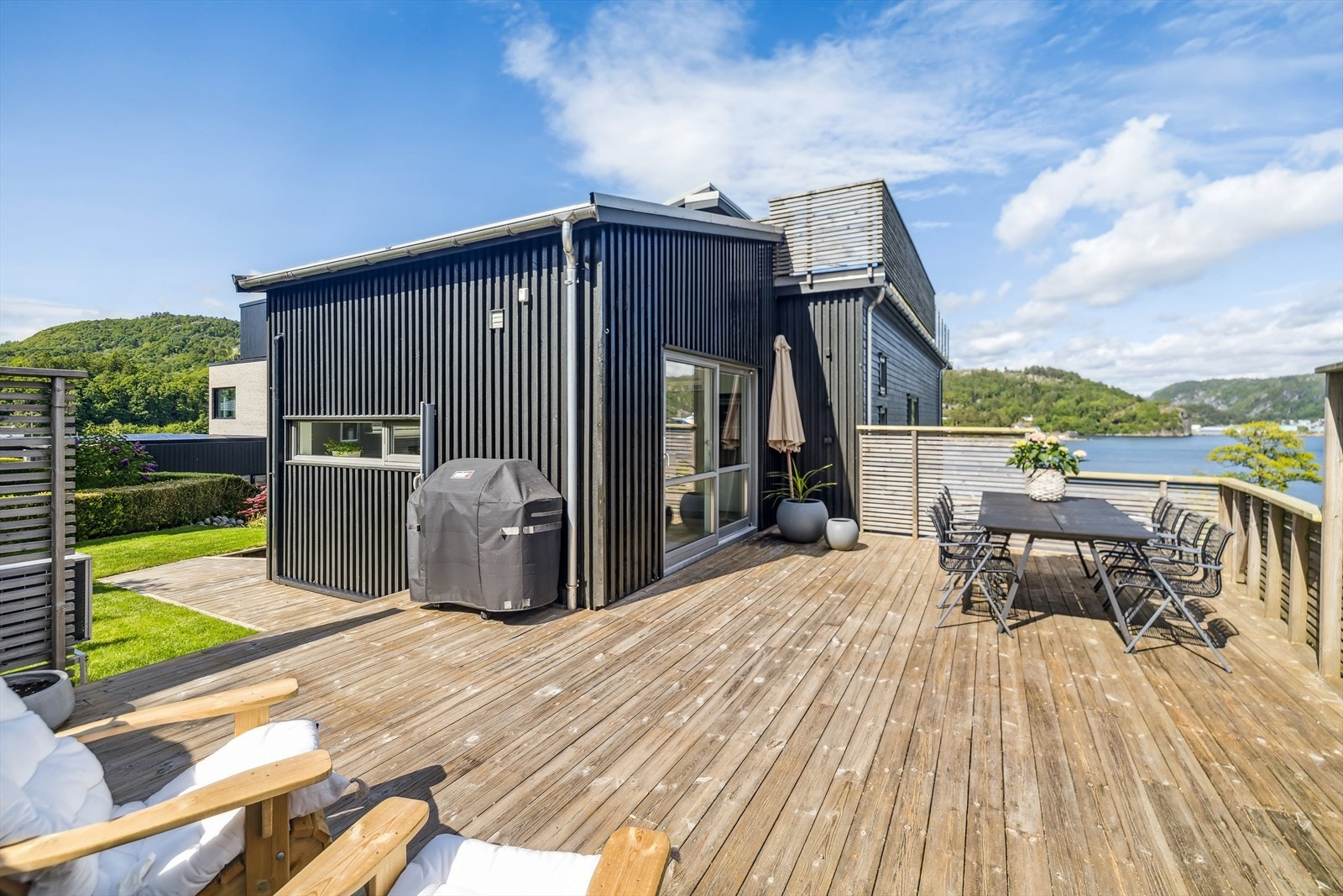 Stor, solrik terrasse med direkte adkomst til en frodig og grønn hage - et perfekt sted for morgenkaffen, lange sommermiddager og lek i det fri. Her får du en sømløs overgang mellom inne- og uterom, med god plass til både avslapning og sosiale sammenkomst Galleribilde