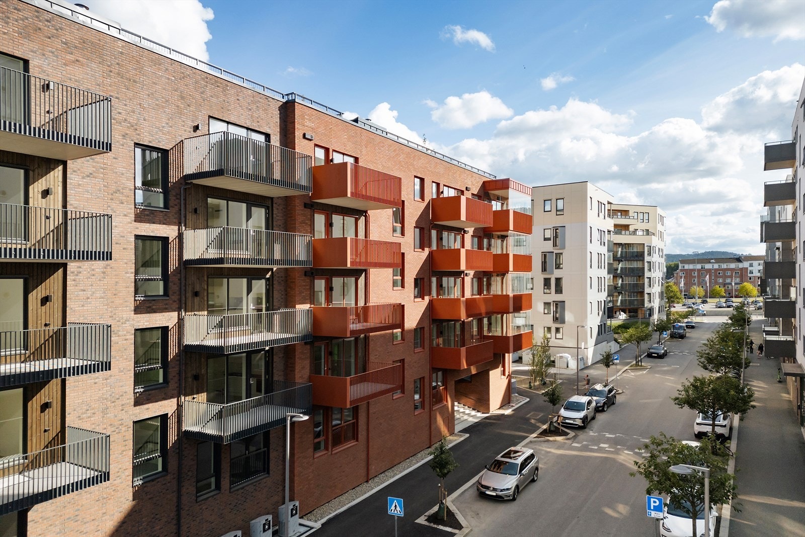 Leiligheten er beliggende i rolig gate ca 300 meter fra Triaden kjøpesenter. Galleribilde
