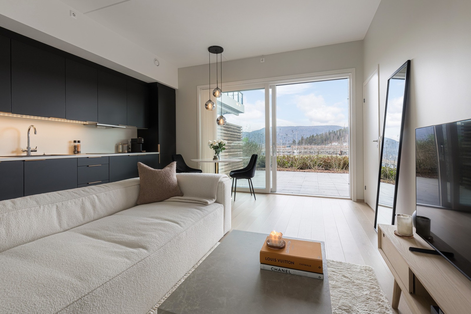 Her bor du med flott utsikt og umiddelbar nærhet til sandstrand, marina, restaurant og nydelige fellesarealer - en livsstil med feriefølelse året rundt. Galleribilde