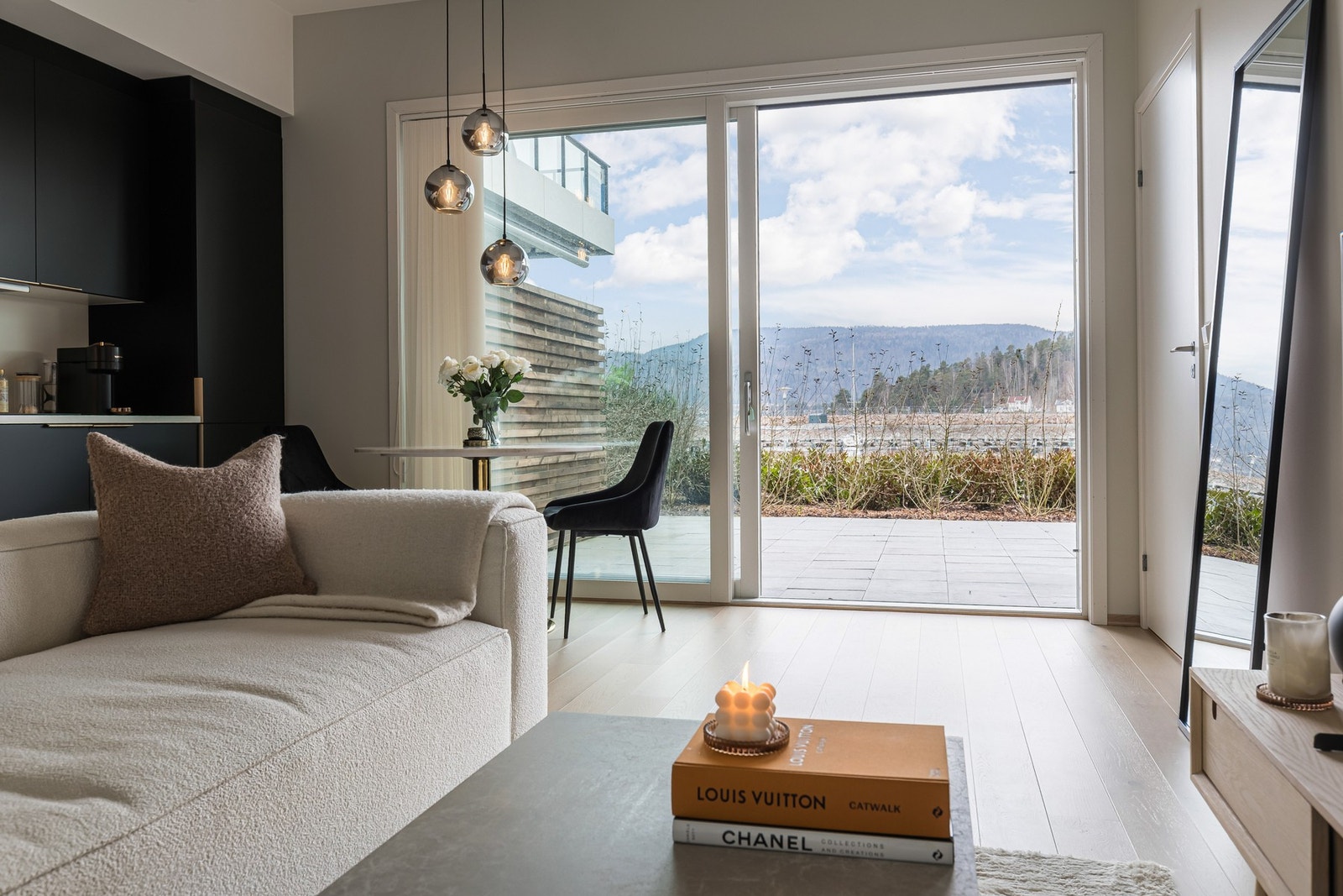 Stuen er lys og innbydende. Galleribilde