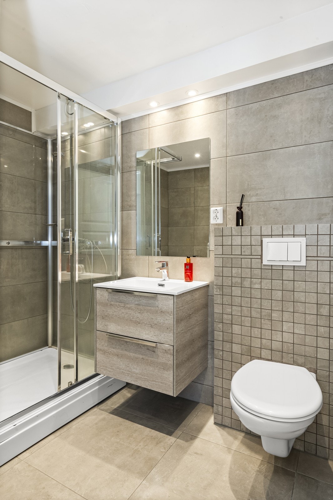 Badet ble pusset opp i 2018 med flislagte overflater, vegghengt toalett og dusjkabinett. Galleribilde