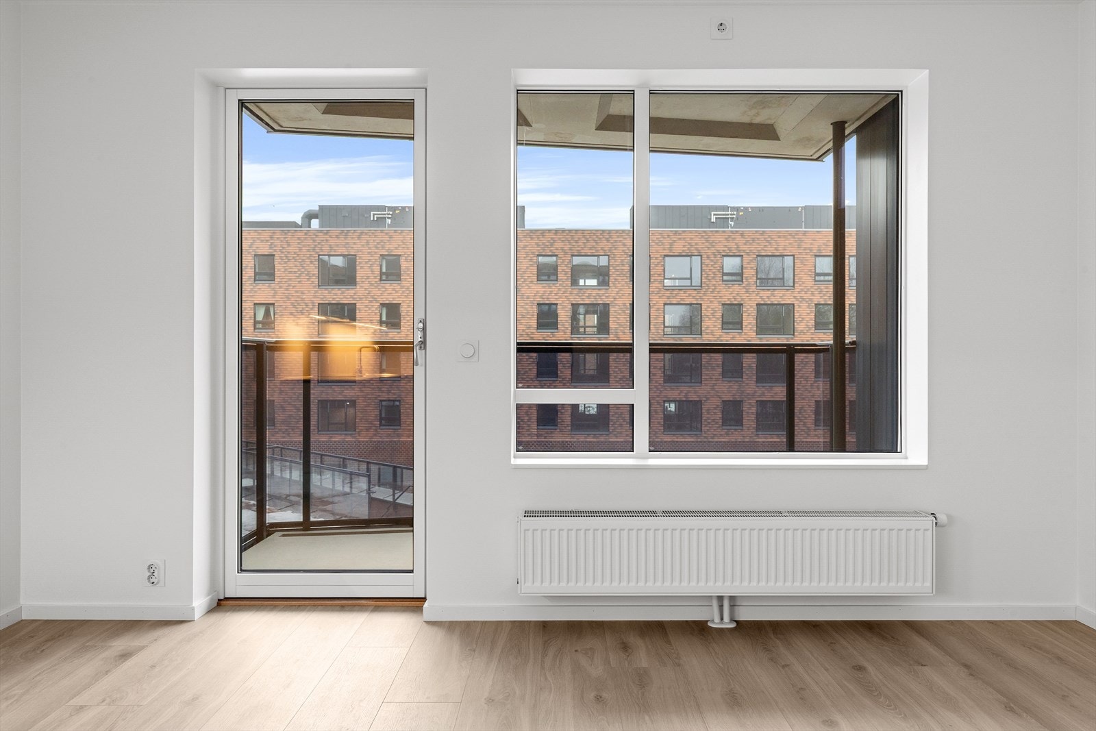 Radiator med vannbåren varme i stue fra felles varmeanlegg inkludert i felleskostnadene. Galleribilde