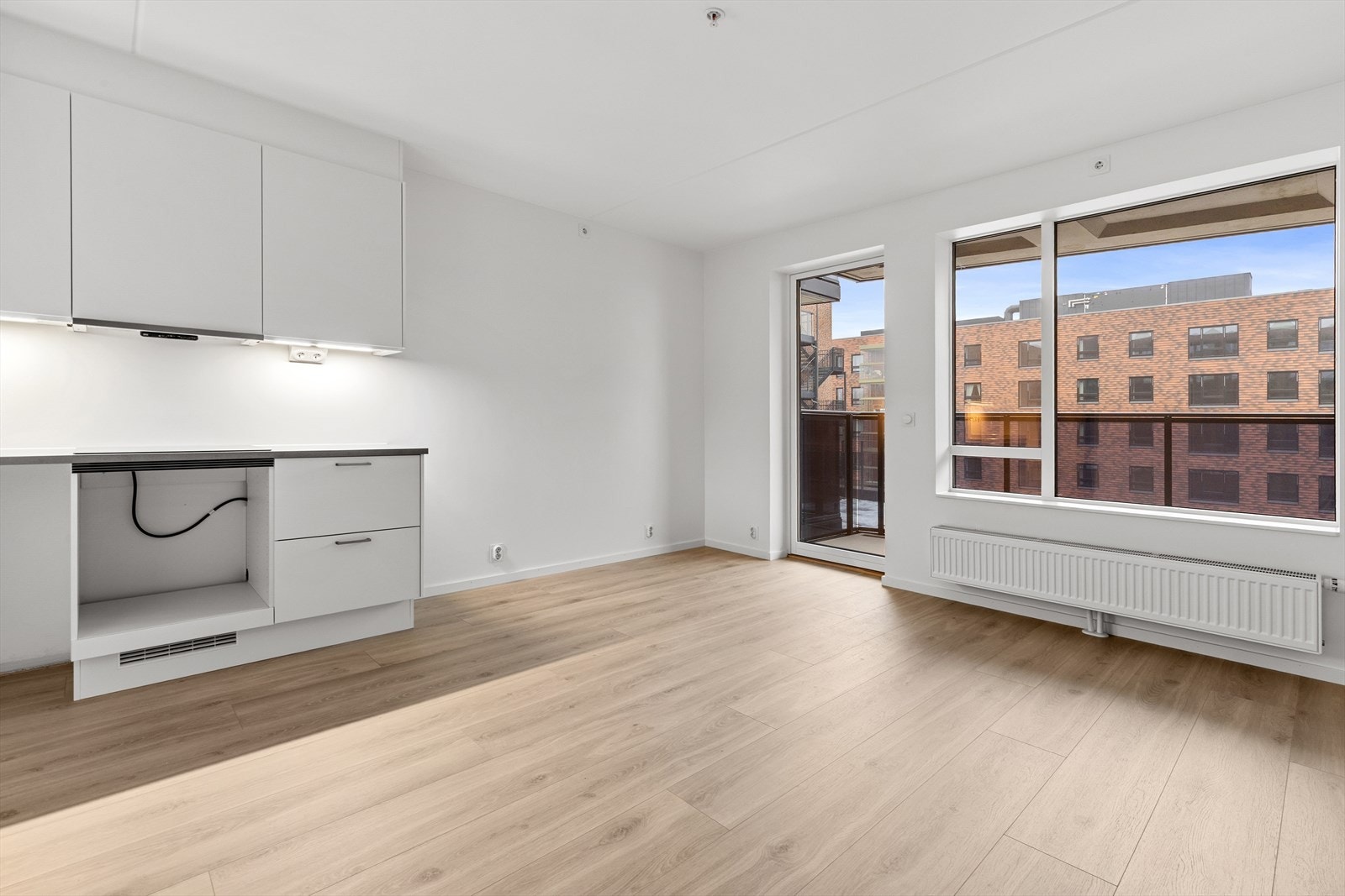 Stuen har åpen løsning mot kjøkkenet og har utgang til balkong. Galleribilde