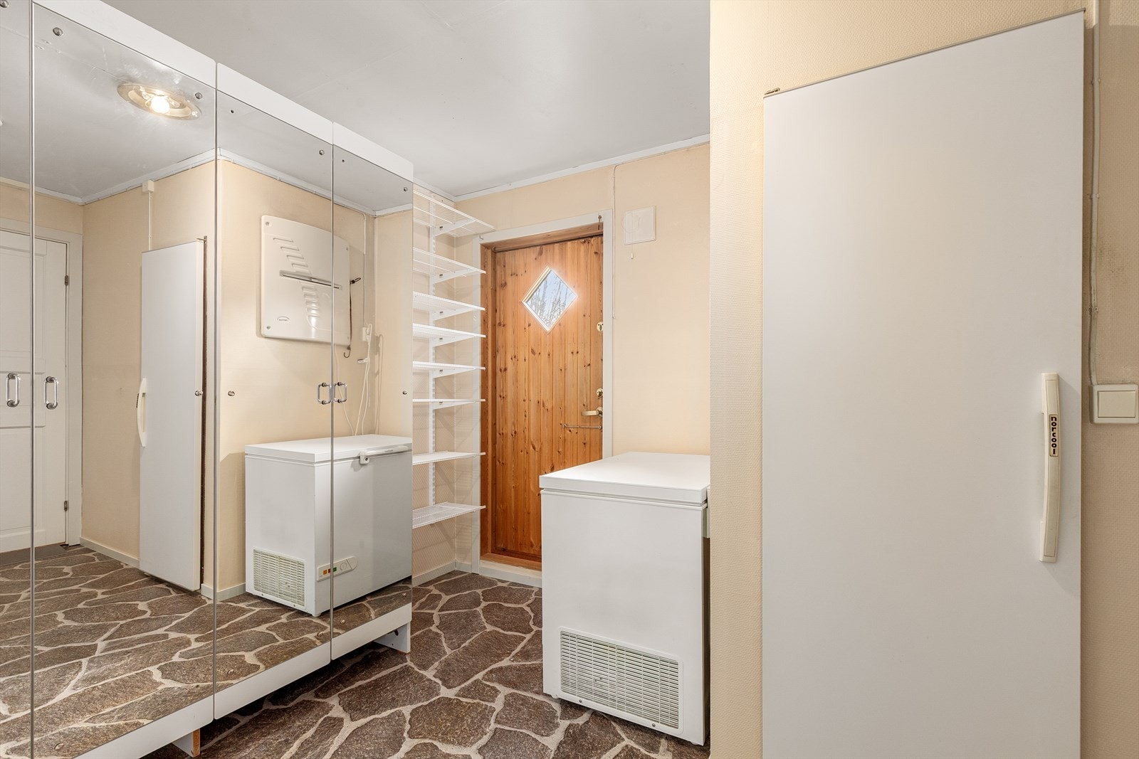 Entré med god plass til garderobeskap. Her er det også kjølerom. Galleribilde