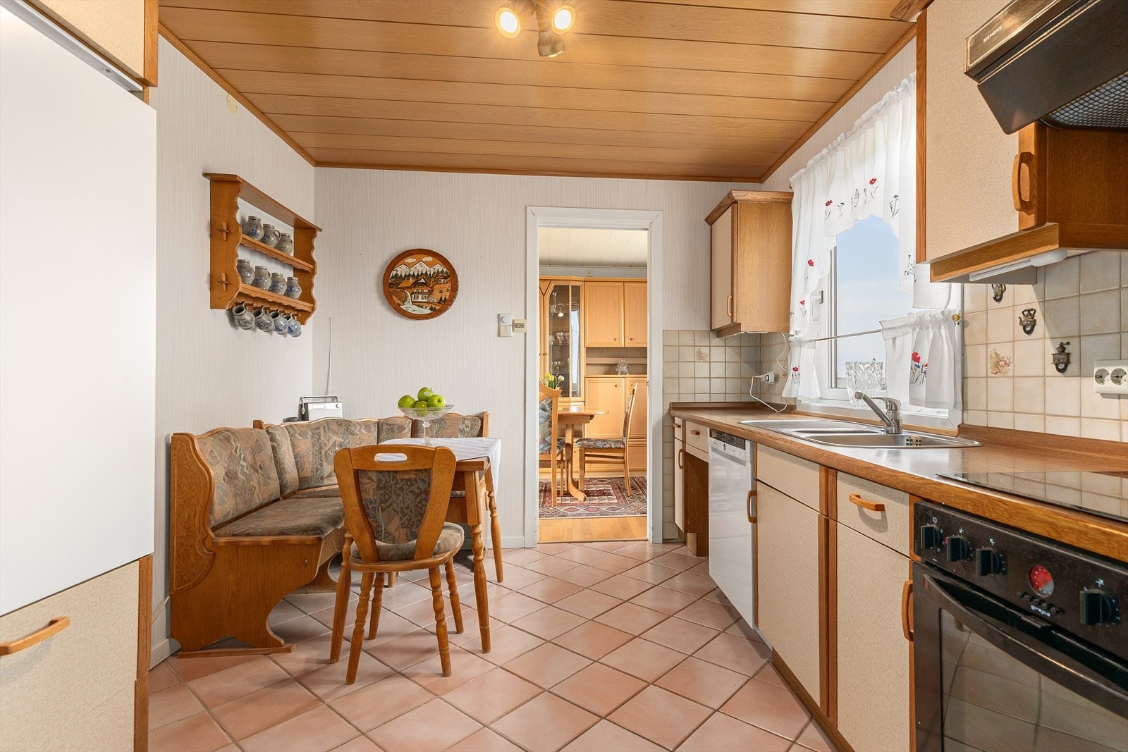 Kjøkken med plass til spisebord. Galleribilde