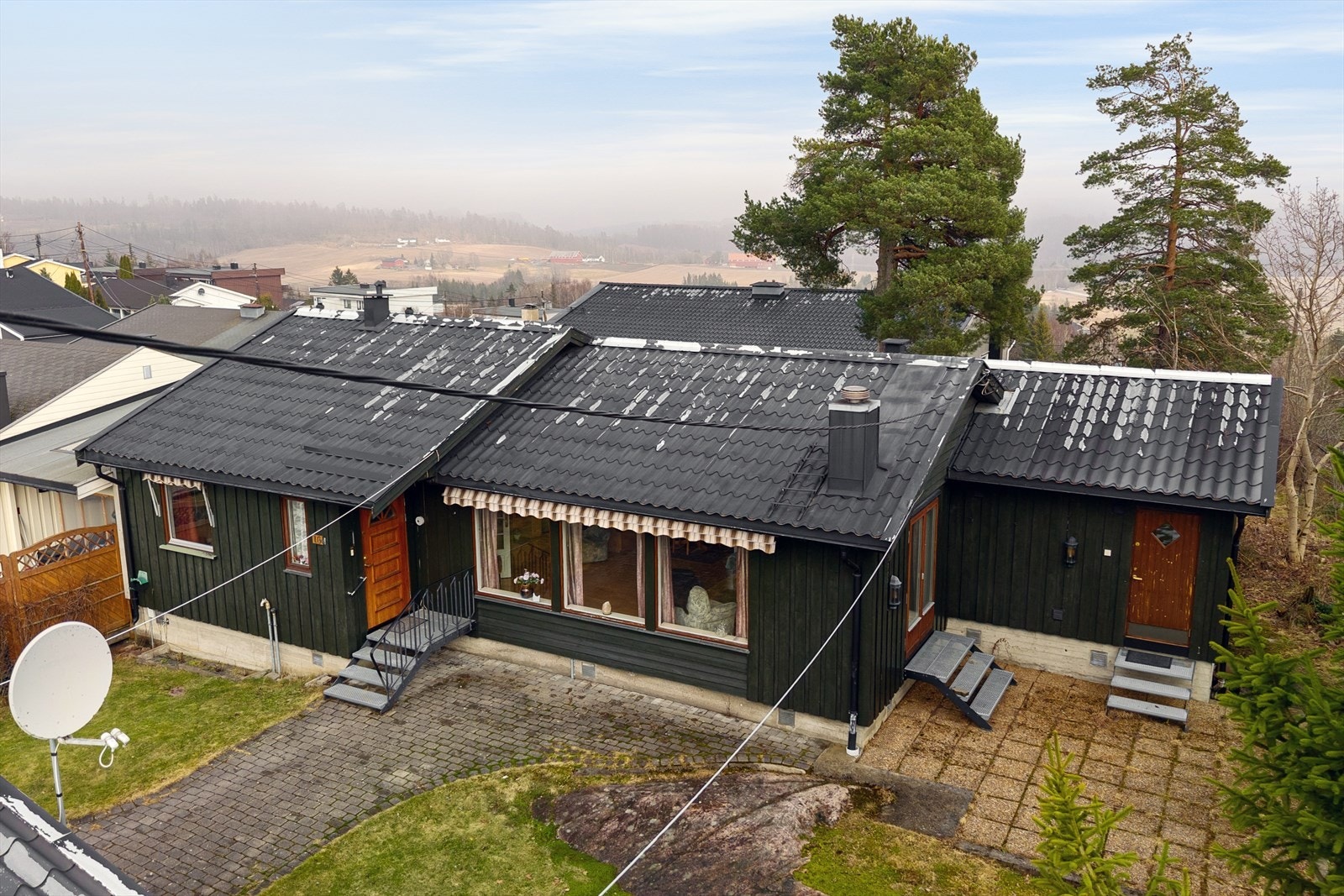 Uteområdene byr på flere soner for opphold, med gårdsplass med belegningsstein ved adkomst, samt hage med plen og naturlig vegetasjon. Galleribilde