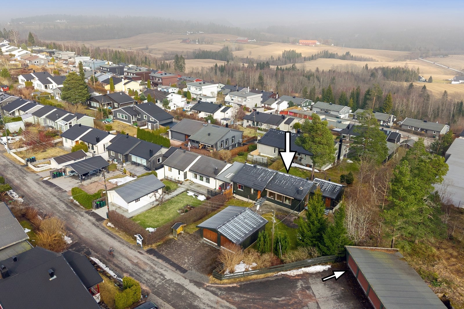 Eiendommen ligger i et rolig og barnevennlig område med kort vei til skole, barnehage, kollektivtransport og fine turmuligheter. Galleribilde