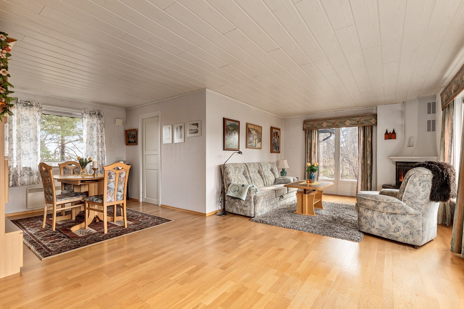 Stuen har en utforming som gir en naturlig stue- og spisestuedel med hyggelig peis som gir godt med varme og en koselig atmosfære. Galleribilde