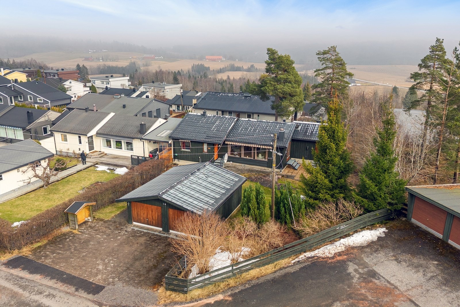 Eiendommen har svært gode parkeringsforhold med frittstående dobbelgarasje samt en garasje i felles rekke og flere oppstillingsplasser på egen tomt. Galleribilde