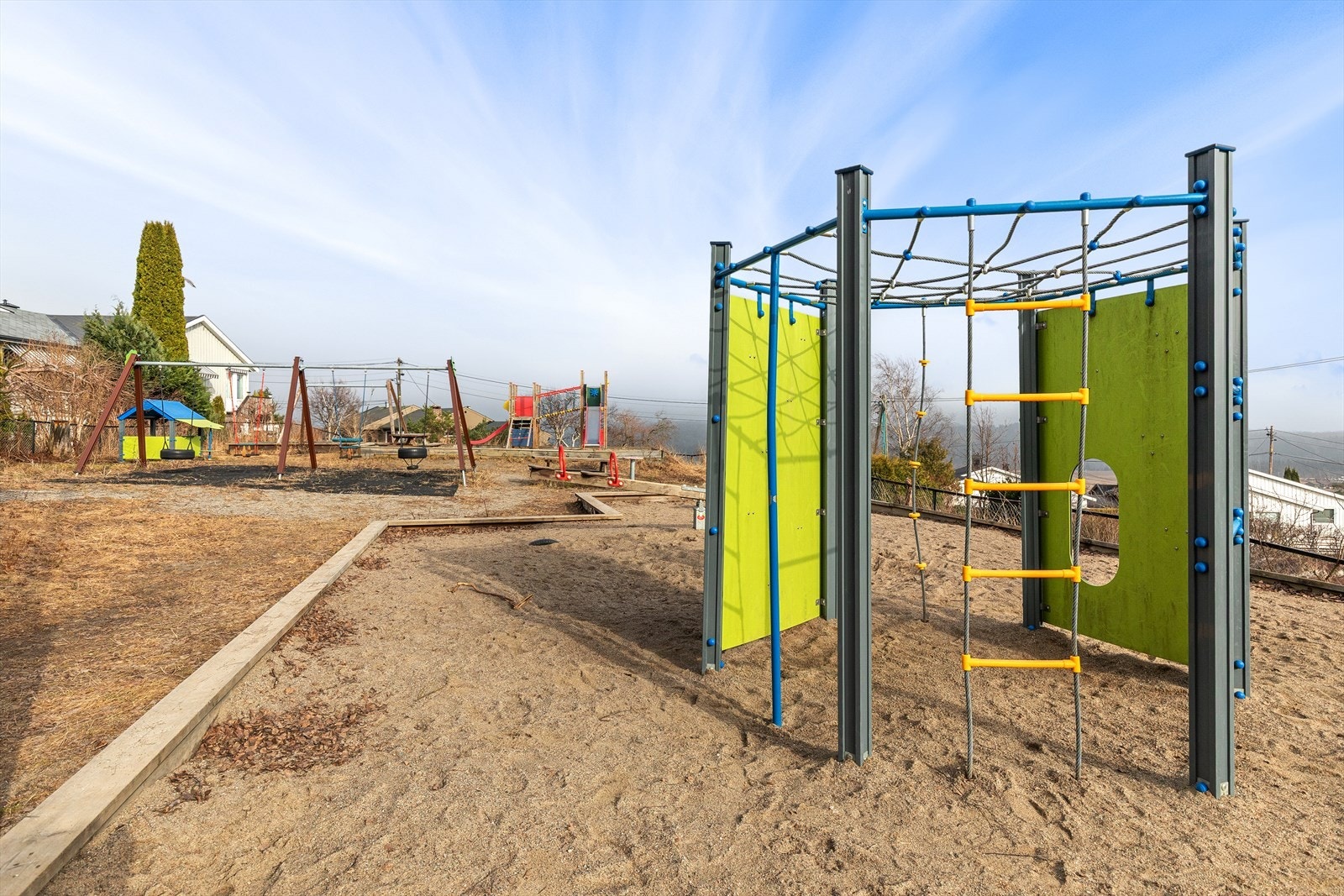 Eiendommen ligger i et rolig og svært barnevennlig boligområde i Røyken. Galleribilde