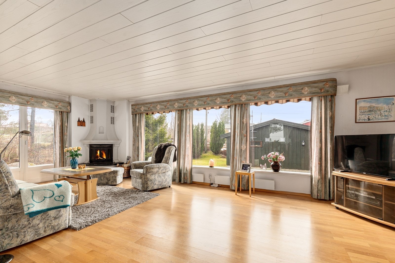 Stuen er holdt i lyse farger og har store vindusflater som slipper inn godt med naturlig lys. Galleribilde