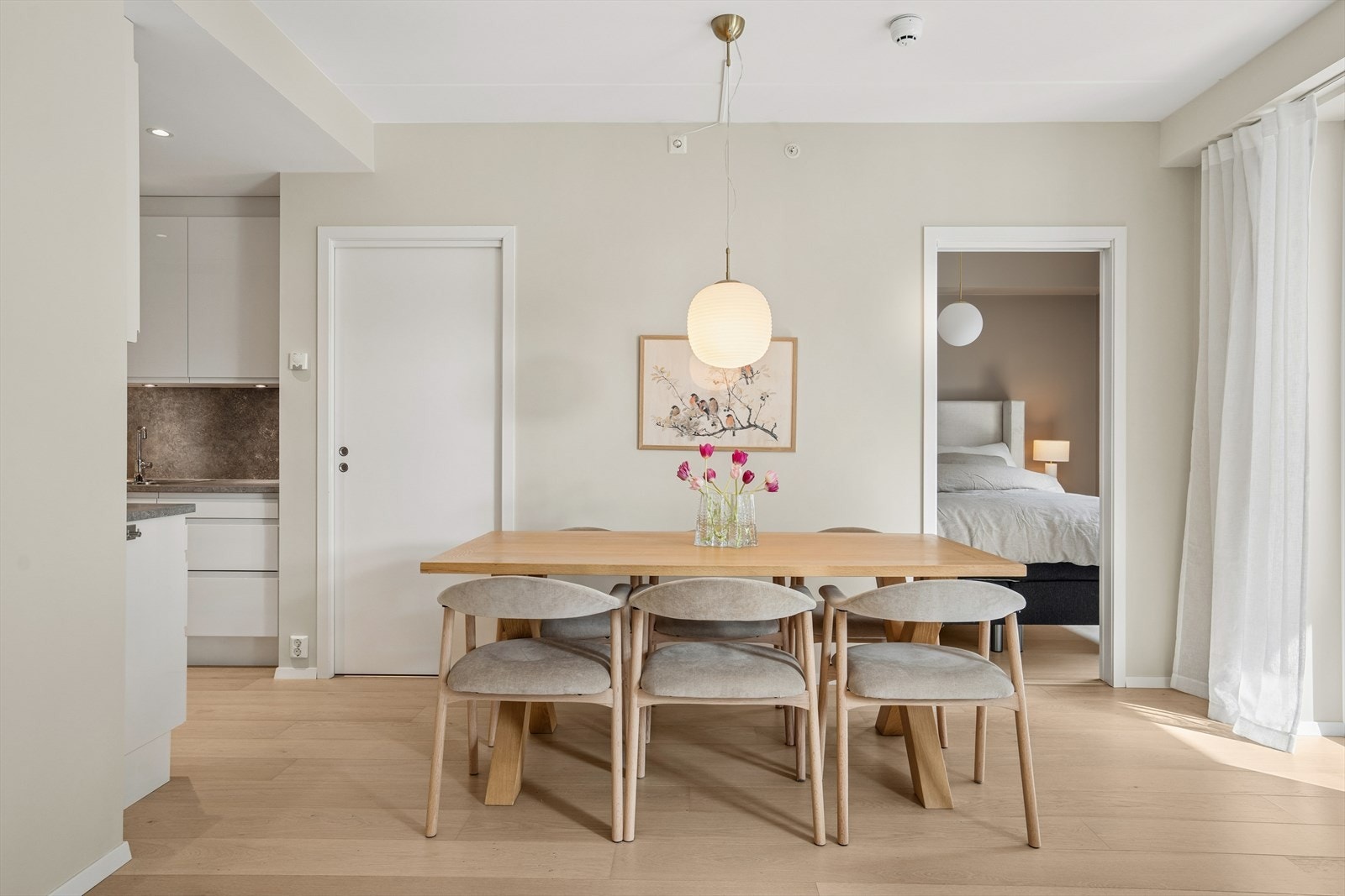 Leiligheten fremstår svært innbydende og byr på gjennomgående høy standard, lite slitasje og delikat farge- og materialvalg. Galleribilde