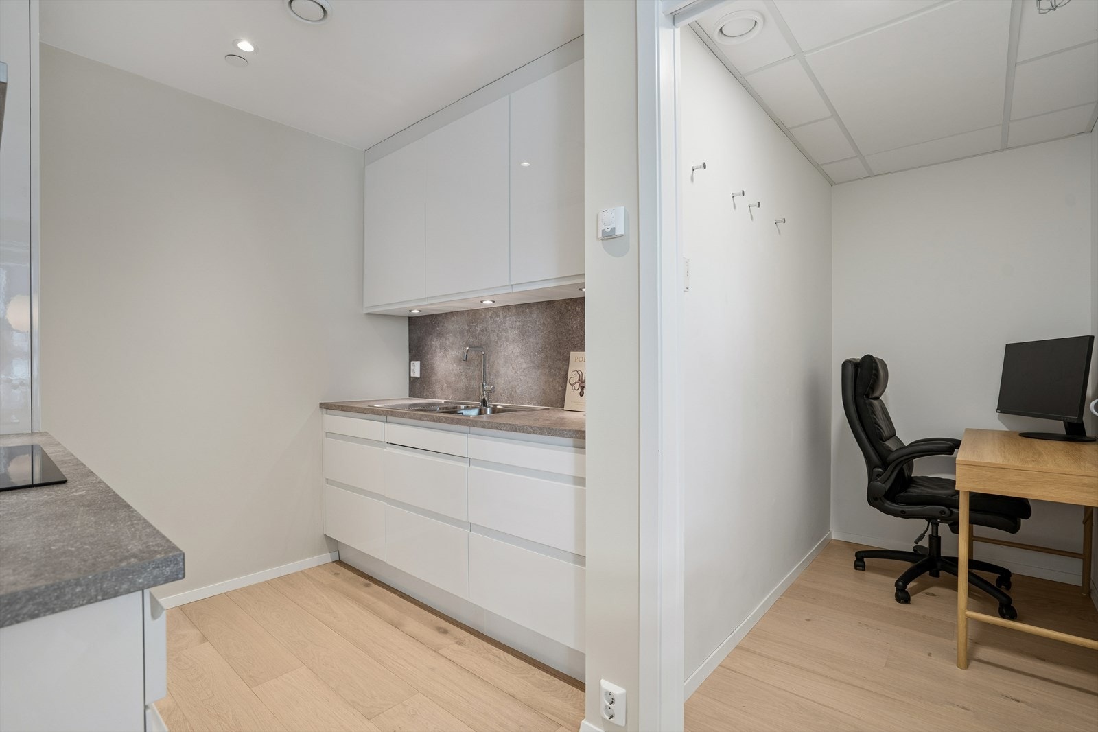 Kjøkkenet er fra kvalitetsleverandøren HTH, og er av moderne utførelse med slette linjer og detaljer i krom. Spotter over kjøkkenbenk. Galleribilde