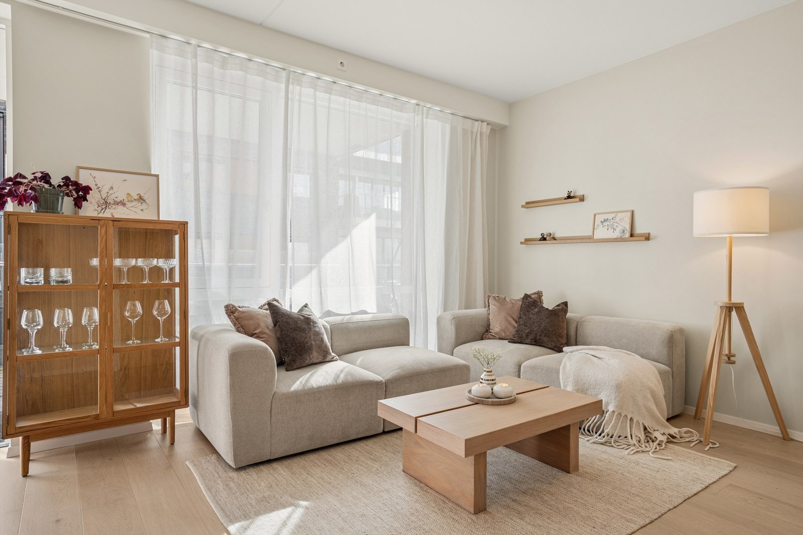 Det er god plass til sofagruppe, TV-møblement og vitrineskap. Galleribilde
