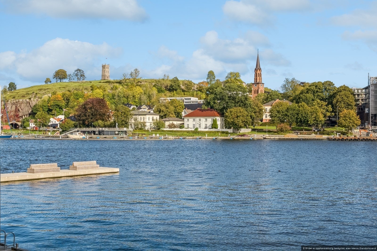 Rett over kanalen ligger Slottsfjellet. Området byr på nærhet til alle sentrumsfunksjoner, inkl. dagligvare, buss og restauranter og byliv. Galleribilde