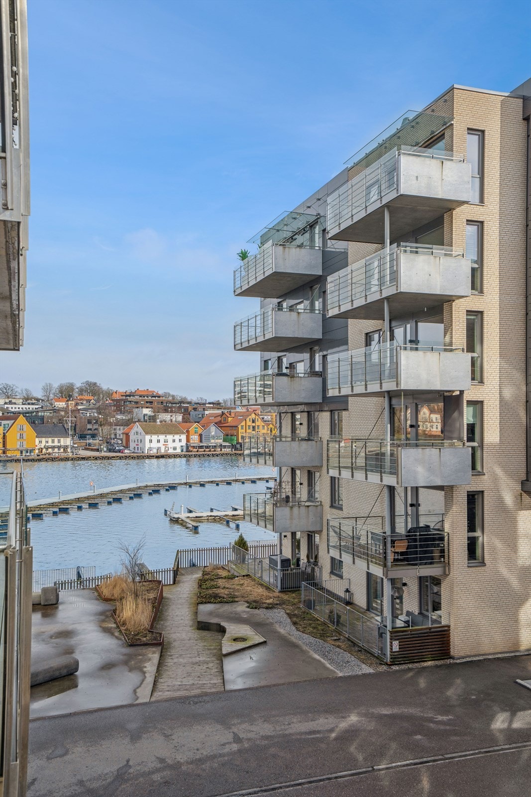 Du har nydelig utsikt mot brygga den ene veien. Galleribilde