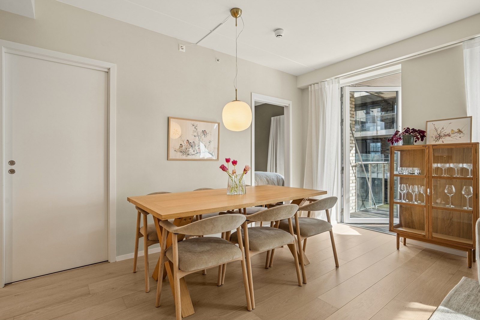I tilknytning til kjøkkensonen er det plass til stort spisebord. Galleribilde