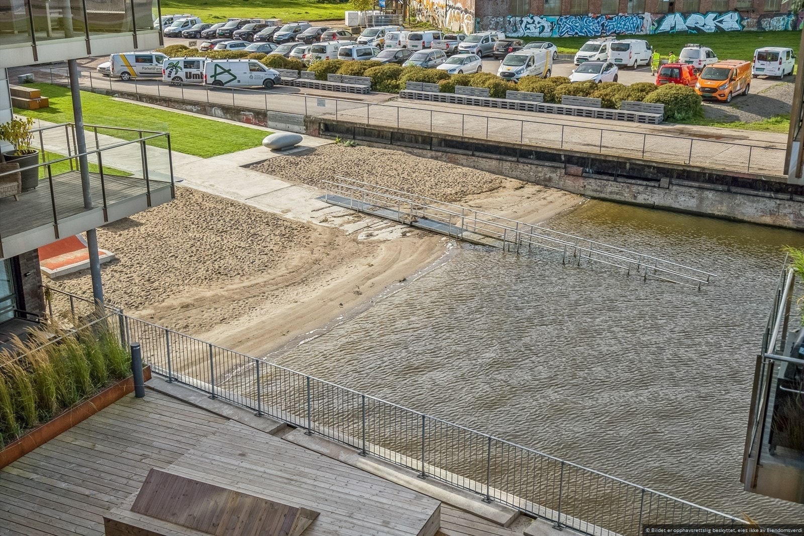 Flott bystrand med sitteplasser og sandstrand. Galleribilde