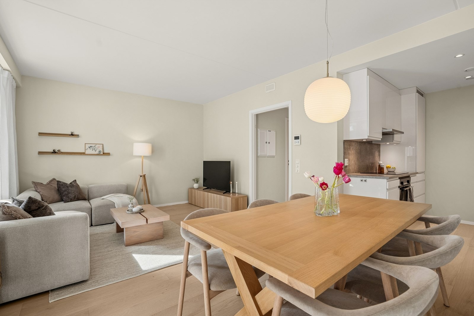 Dette er en lys og innbydende selveierleilighet beliggende i 3. etasje i moderne boligblokk fra 2021 ytterst på brygga. Galleribilde