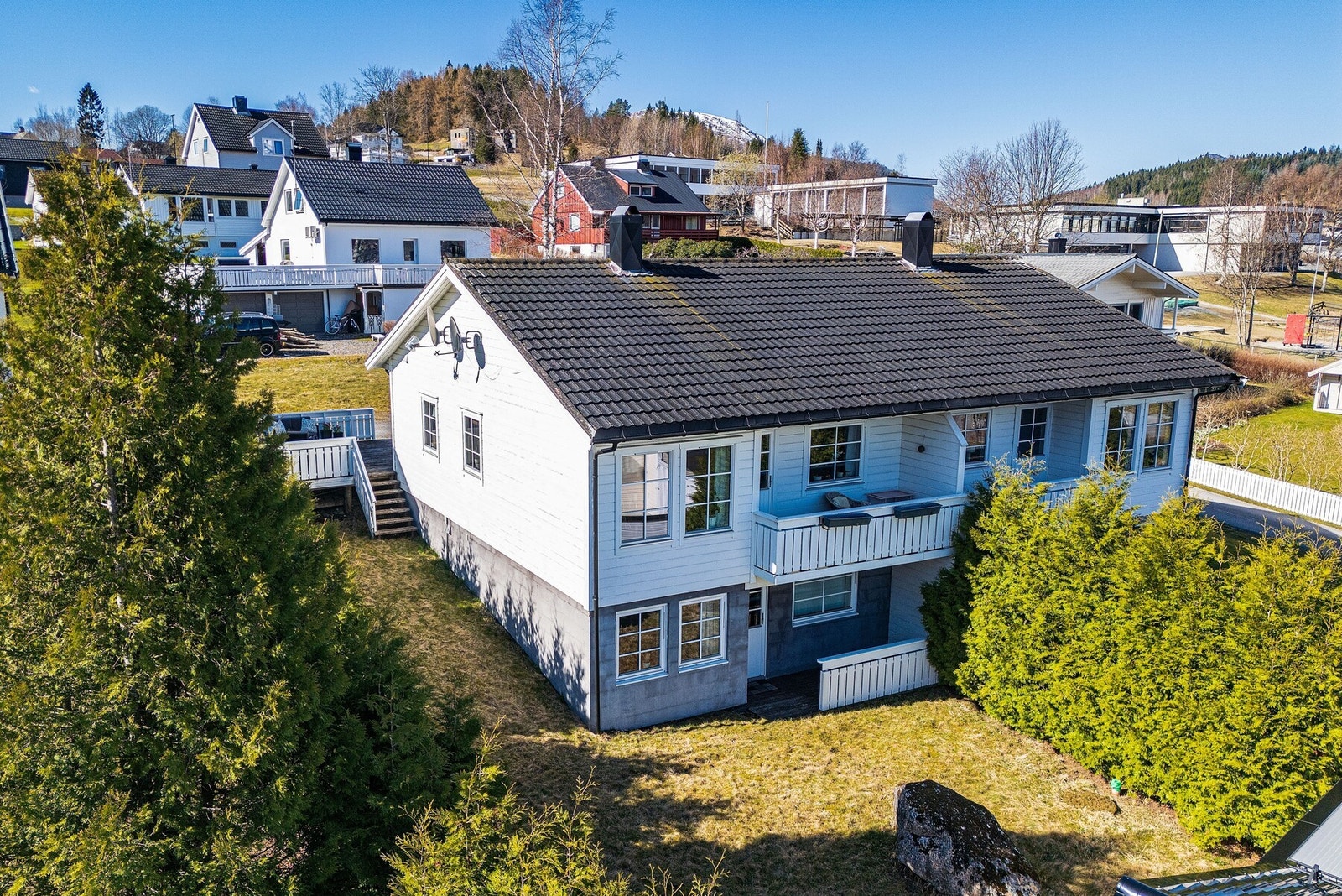 Eigedomen ligg fint og barnevenleg til i ei roleg gate utan gjennomgangstrafikk Galleribilde