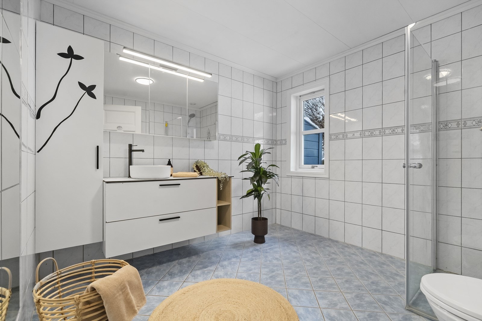 Badet i hovudplanet har varmekablar i golvet og keramiske fliser på både golv og veggar. Galleribilde