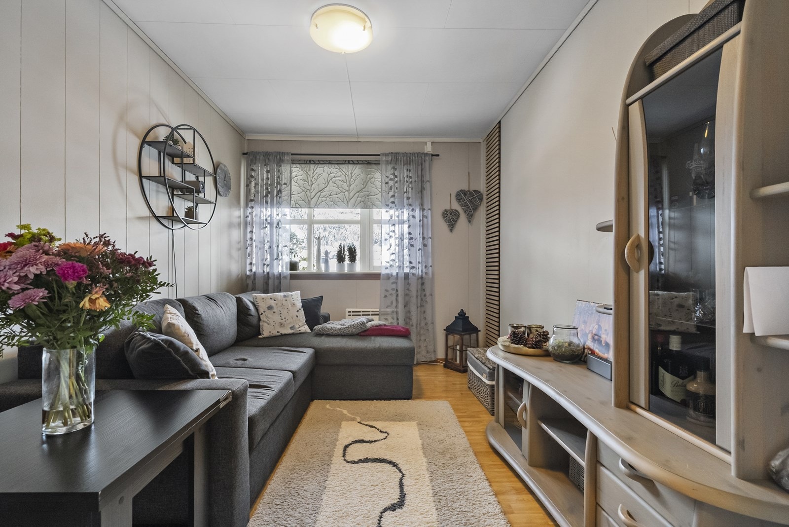 Utleigedelen i underetasjen inneheld stove, kjøkken, soverom og bad, med eigen inngang. Galleribilde