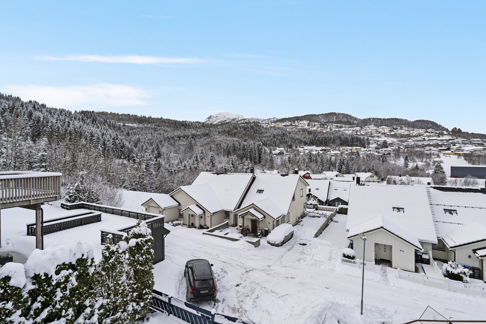 Frå eigedomen har ein flott utsikt mot dei omkringliggande fjella. Galleribilde