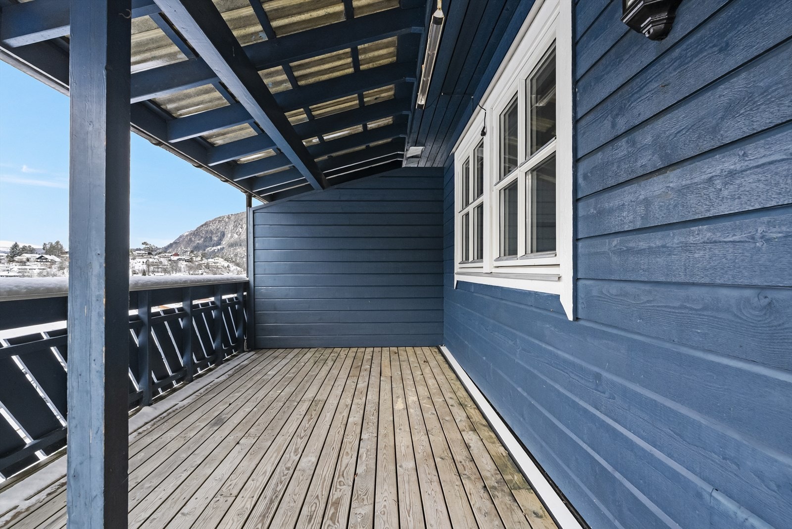 Terrassedekket har underkledning av metallplater, som gir eit regntett dekke over uteplassen i etasjen under. Galleribilde