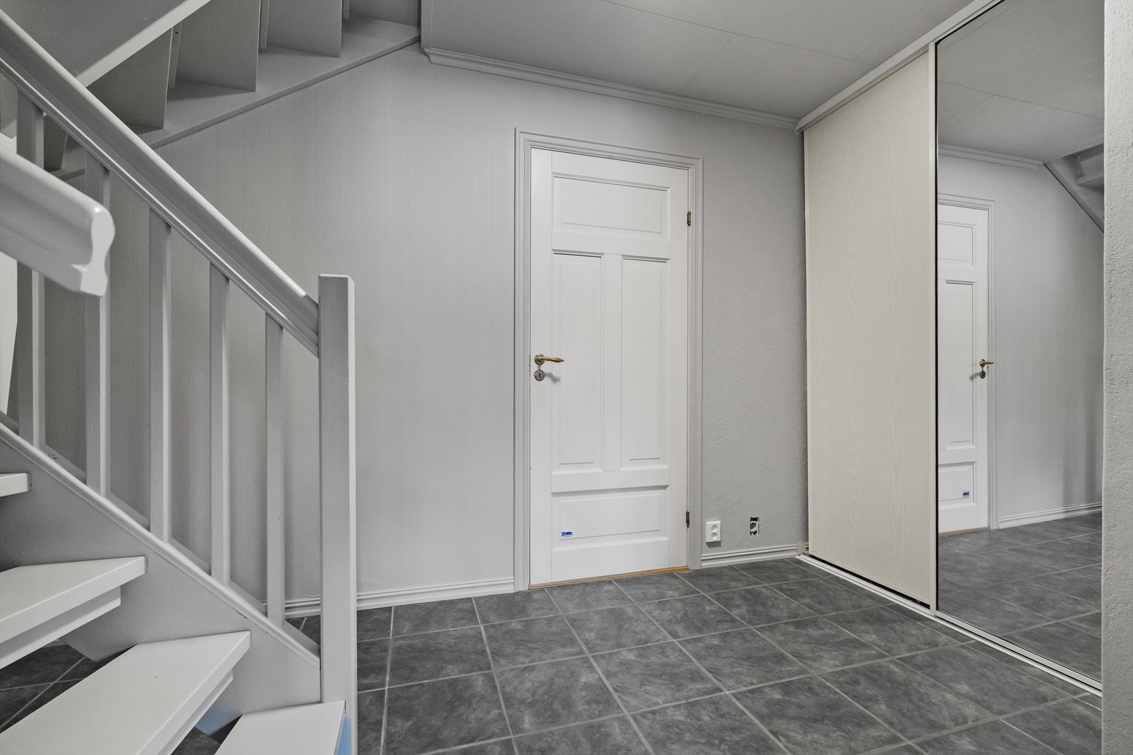 Skyvedørsgarderobe i gangen gir rikeleg med lagringsplass. Galleribilde