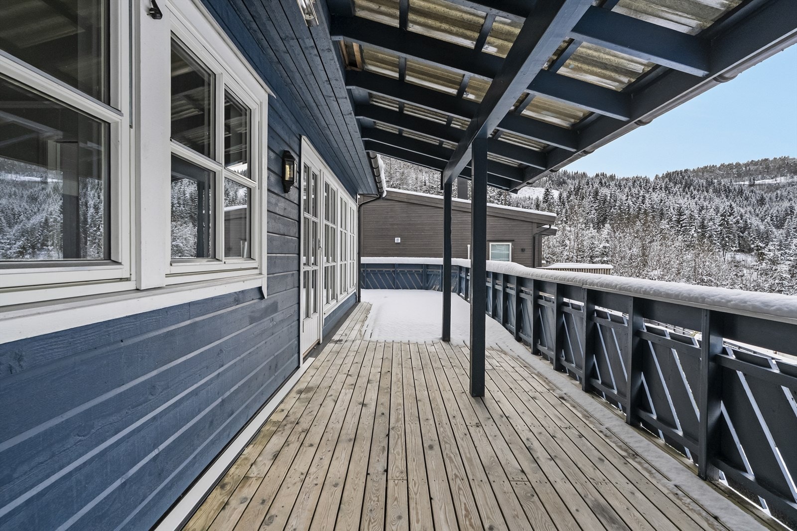 Frå stova er det direkte utgang til ein stor terrasse på 51 m². Ein del av terrassen har takoverbygg. Galleribilde