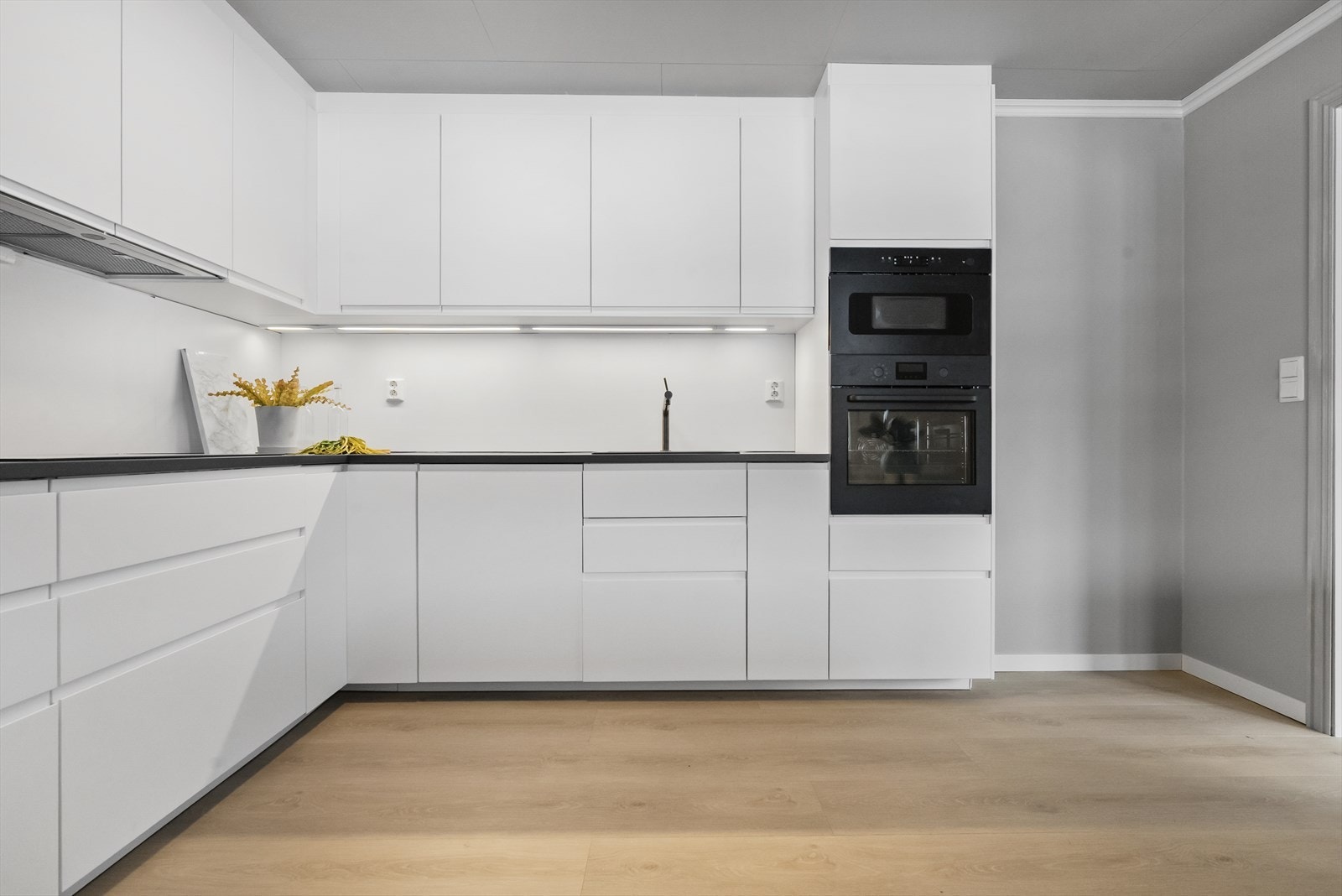 Godt med skap- og benkeplass, samt ny ventilator med integrert belysning og komfyrvakt. Galleribilde