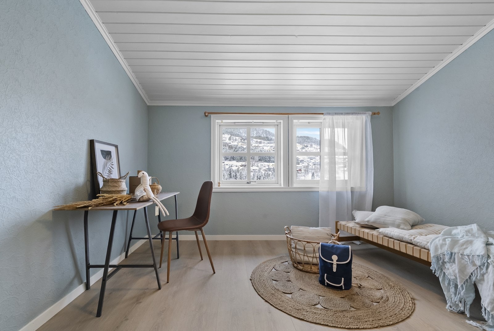 Loftsetasjen inneheld denne boda nytta som soverom og 2 soverom, alle med delmoderniserte overflater frå 2025. Galleribilde