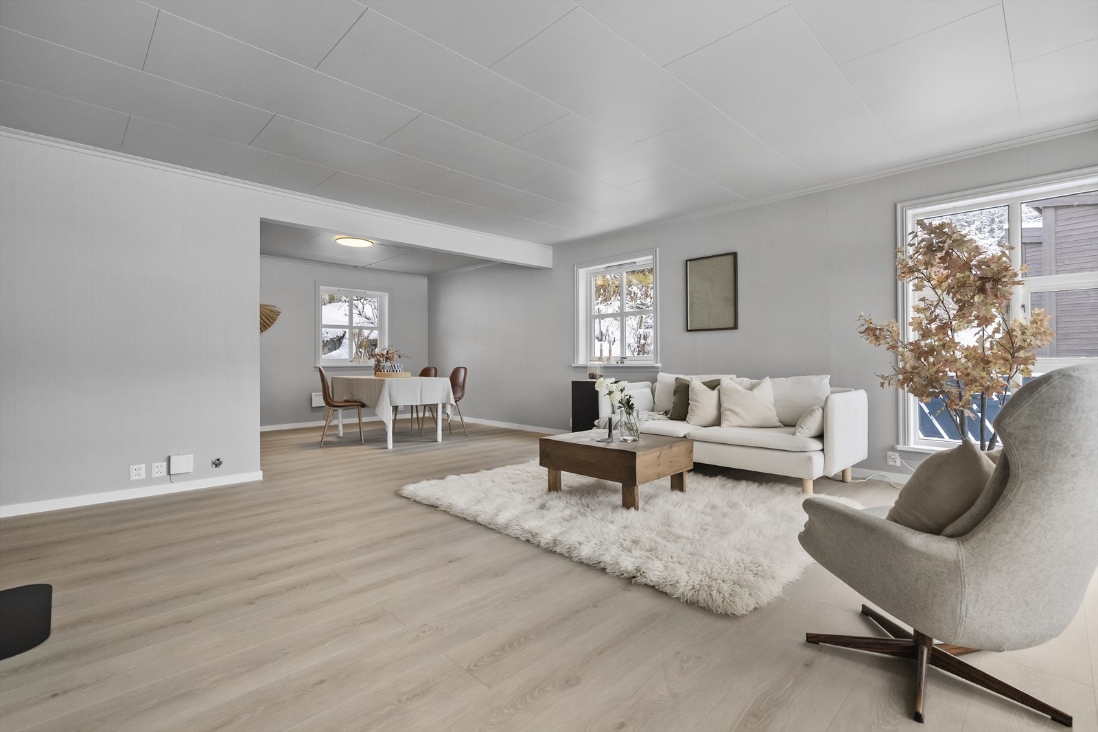 Den opne planløysinga i første etasje gir god plass til både sofagruppe og spisebord. Galleribilde