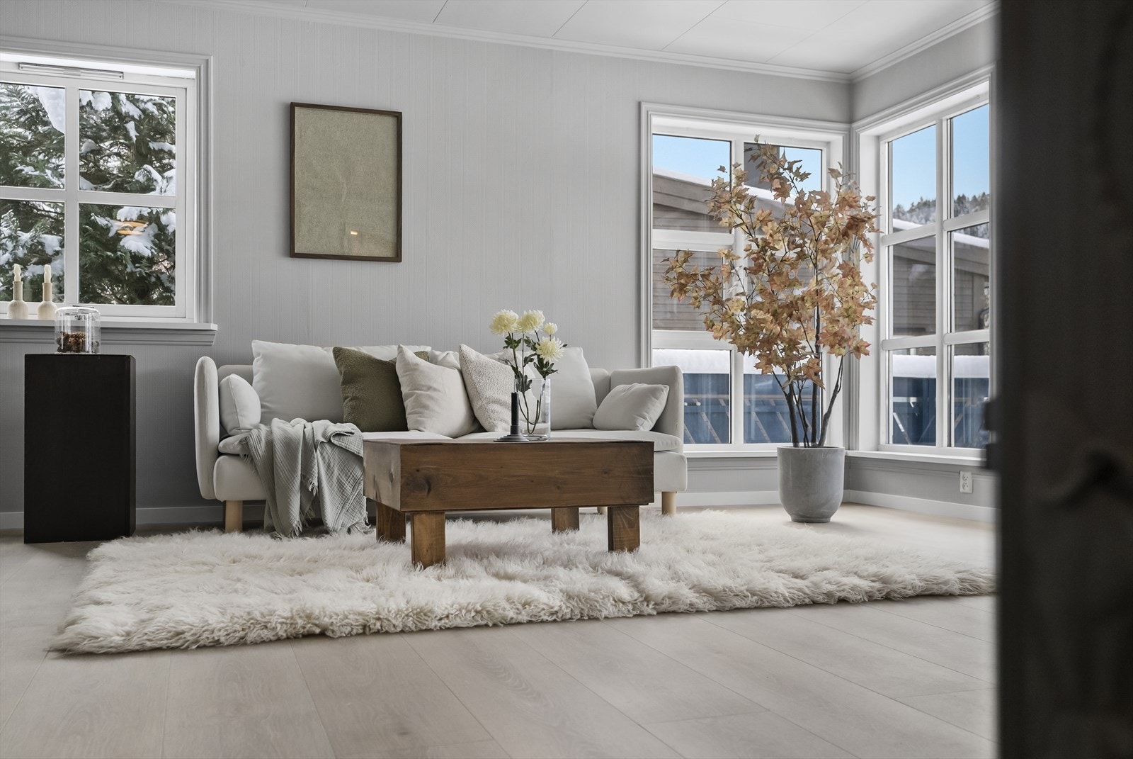 Ein lys og innbydande heim med fleksible løysingar og store uteplassar. Velkommen til visning. Galleribilde