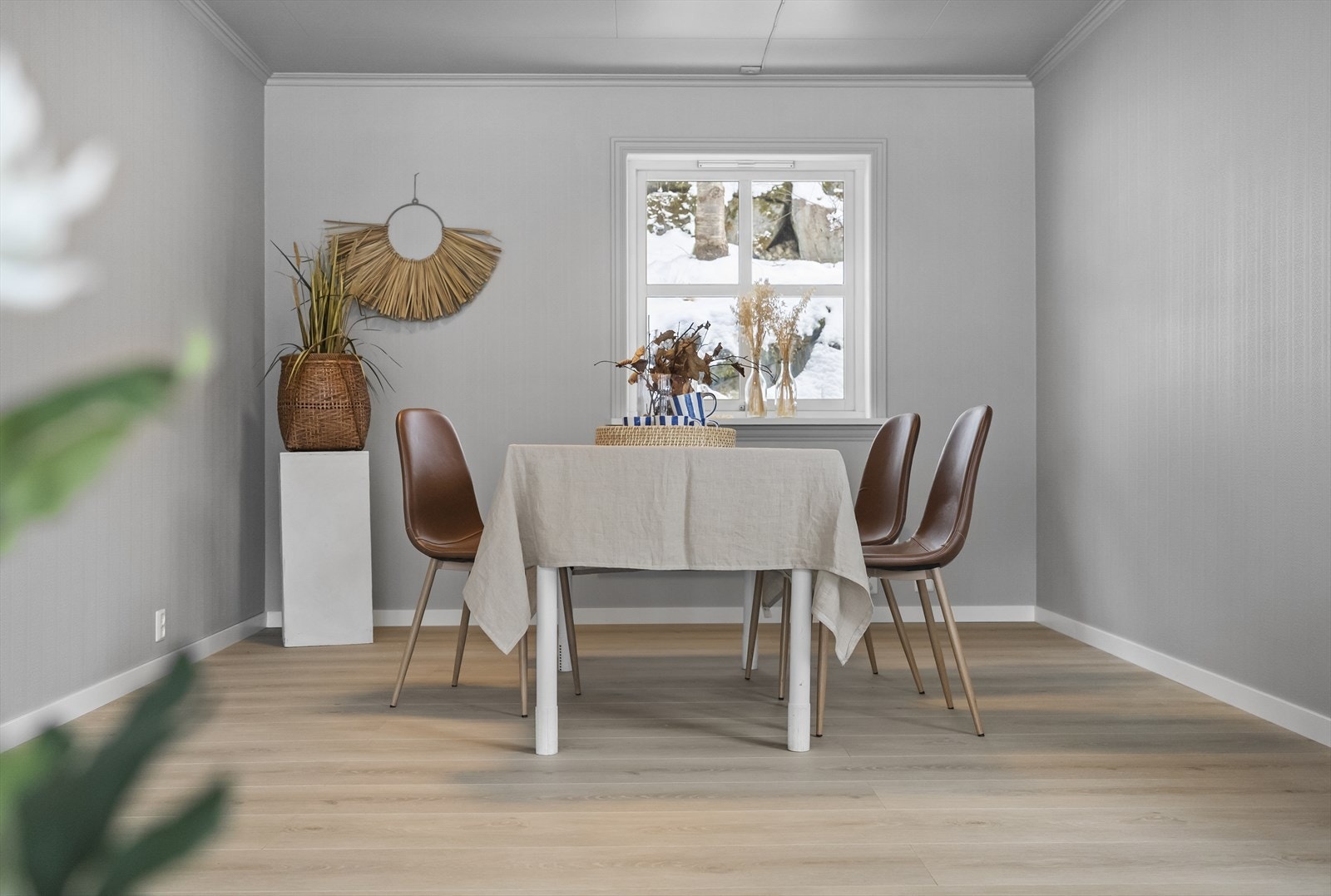 Ein naturleg plass for spisebord i tilknyting til både stove og kjøkken. Galleribilde
