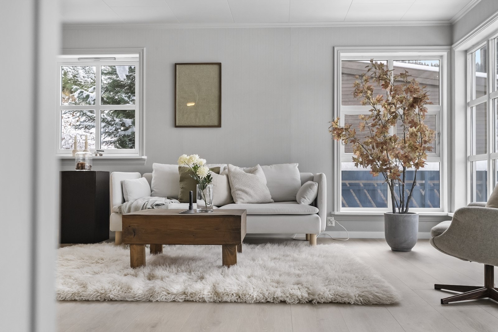 Dei store vindauga gir rikeleg med naturleg lys og bidreg til ei luftig atmosfære i stova. Galleribilde
