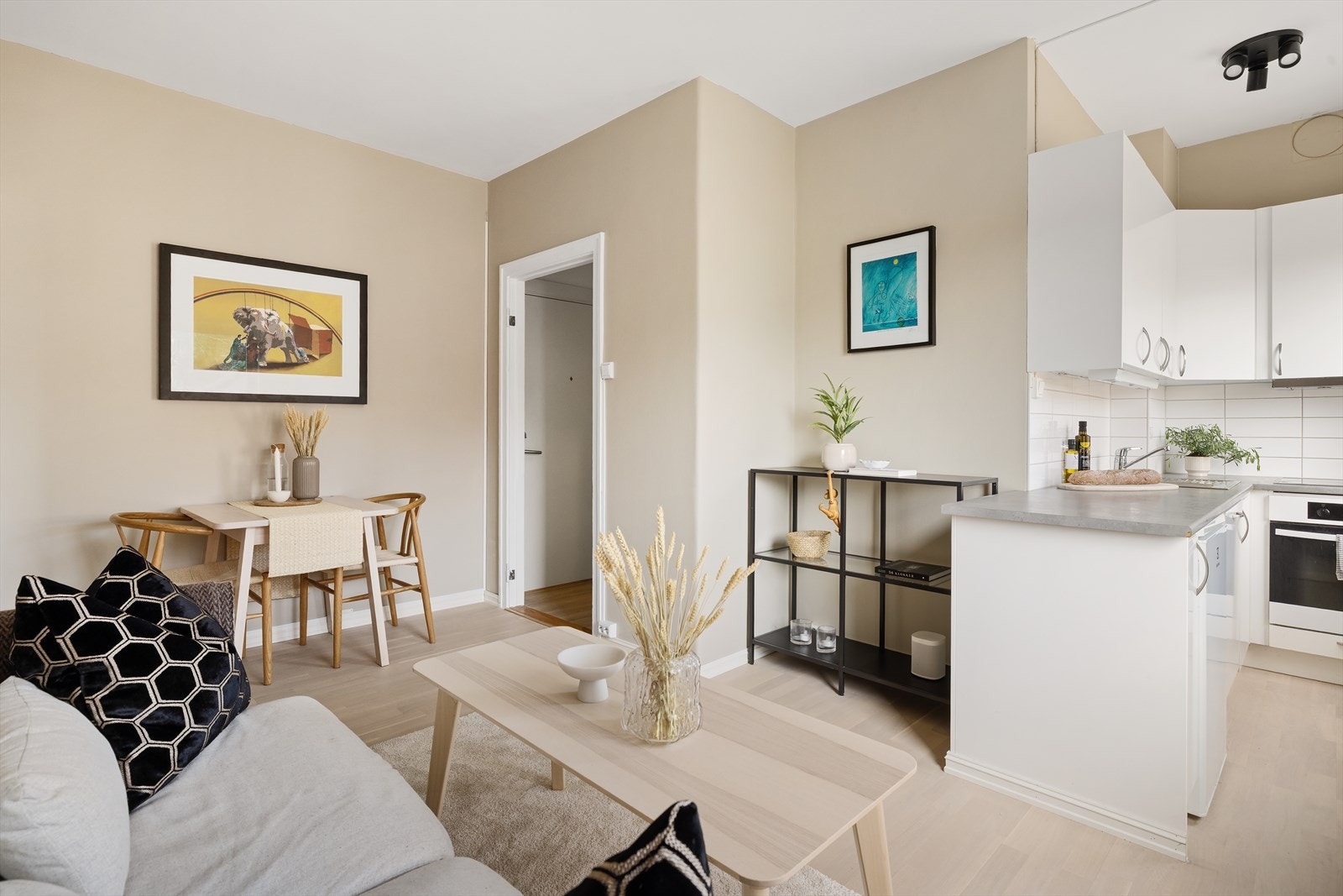 Fra stuen er det plass til et lite spisebord, mens kjøkkenet ligger delvis tilbaketrukket i egen del av rommet Galleribilde