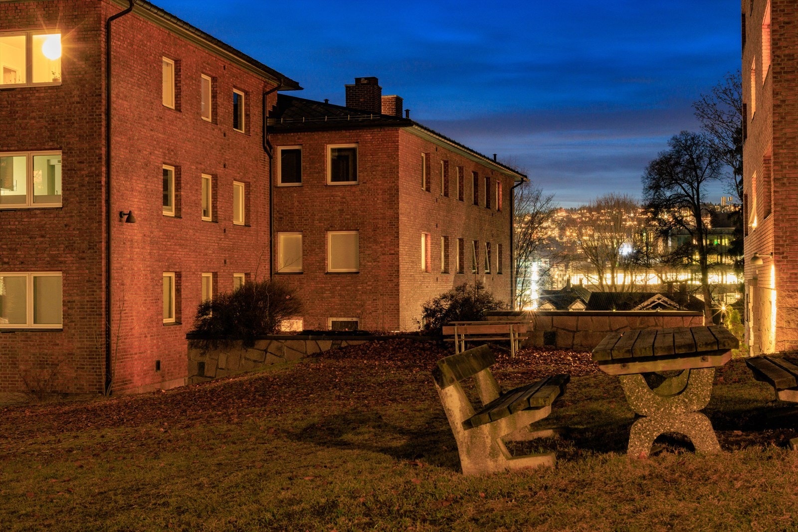 Felles uteområde med bordbenk og bebyggelsen i bakgrunnen Galleribilde