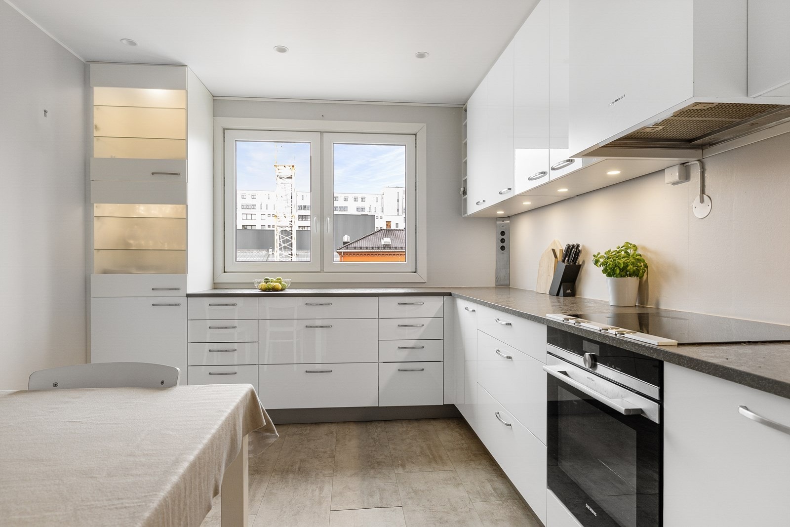 Kjøkkenet ble renovert av Kjøkkenskredderen i 2017 og fremstår moderne og gjennomført, med klikkvinylgulv med varmefolie, tapetserte og malte vegger samt senket tak med innfelte spotter. Galleribilde