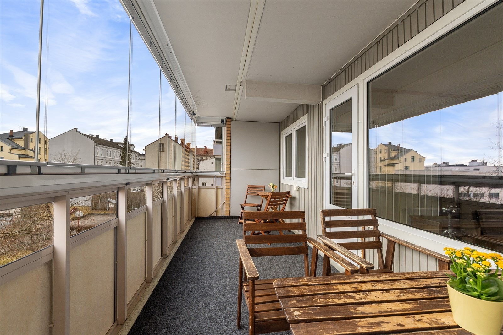 Her er det god plass til utemøbler, en perfekt forlengelse av stuearealet. Galleribilde