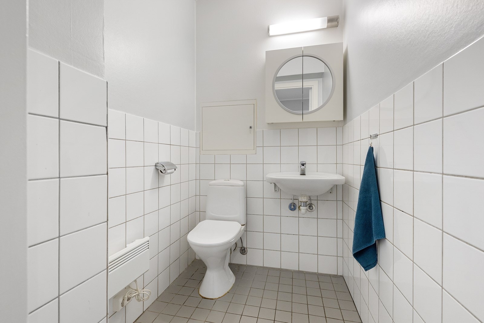 Separat toalettrom med WC og servant med ettgreps blandebatteri. Rommet har mekanisk ventilasjon og tilluftsspalte under dør. Galleribilde