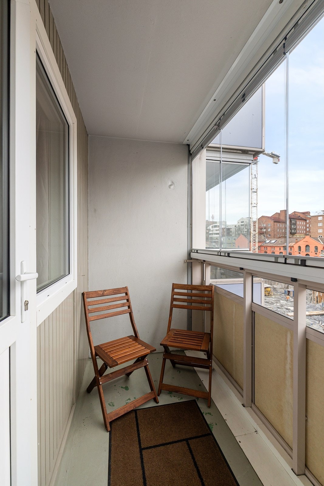 Fra hovedsoverommet er det utgang til en innglasset, nordvestvendt balkong på ca. 3,5 kvm. Galleribilde