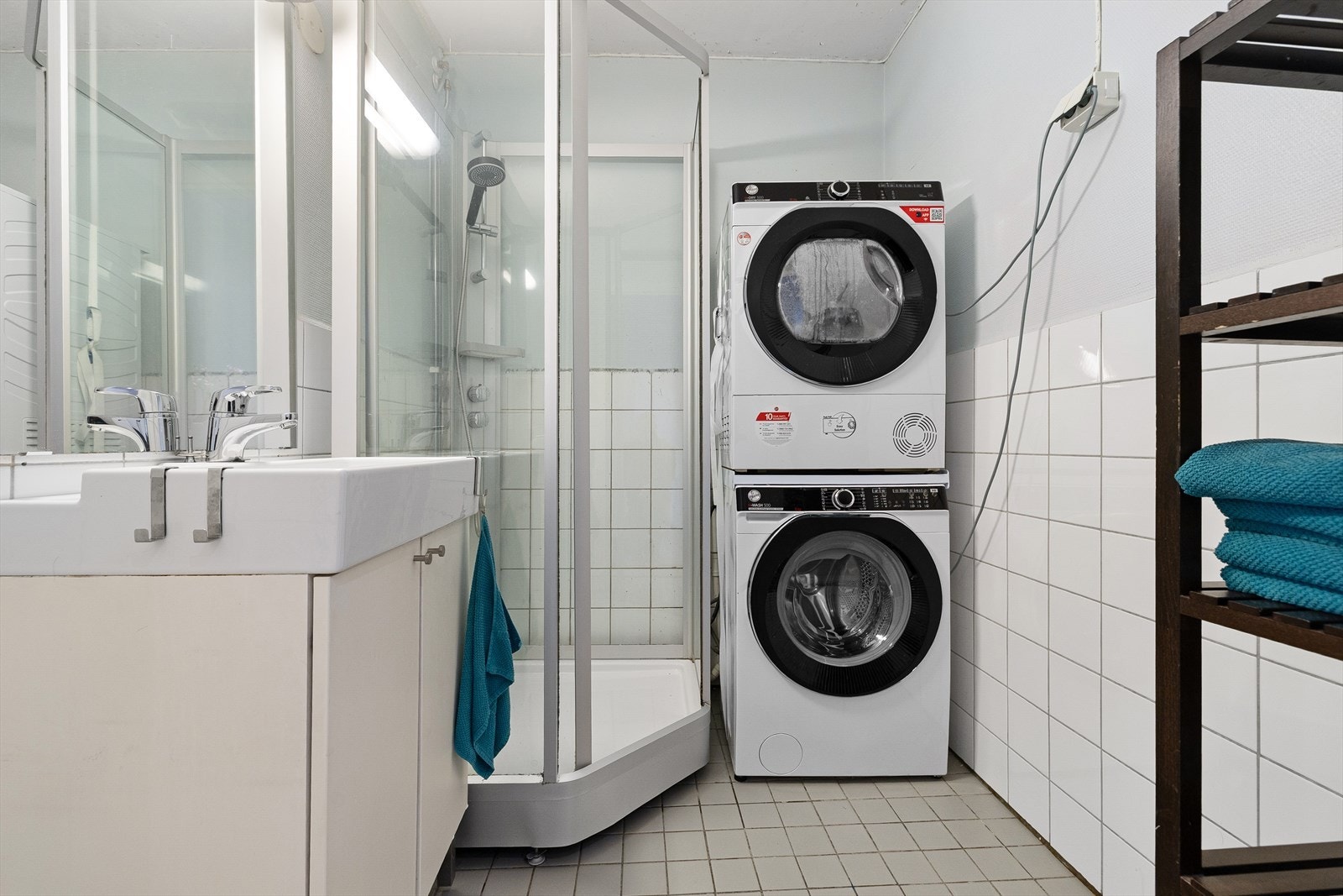 Badet har en eldre standard med malte flater og fliser, samt originalt sluk fra byggeår. Det er utstyrt med dusjkabinett, servant med ettgreps blandebatteri i innredning og opplegg for vaskemaskin. Badet har mekanisk avtrekk. Galleribilde