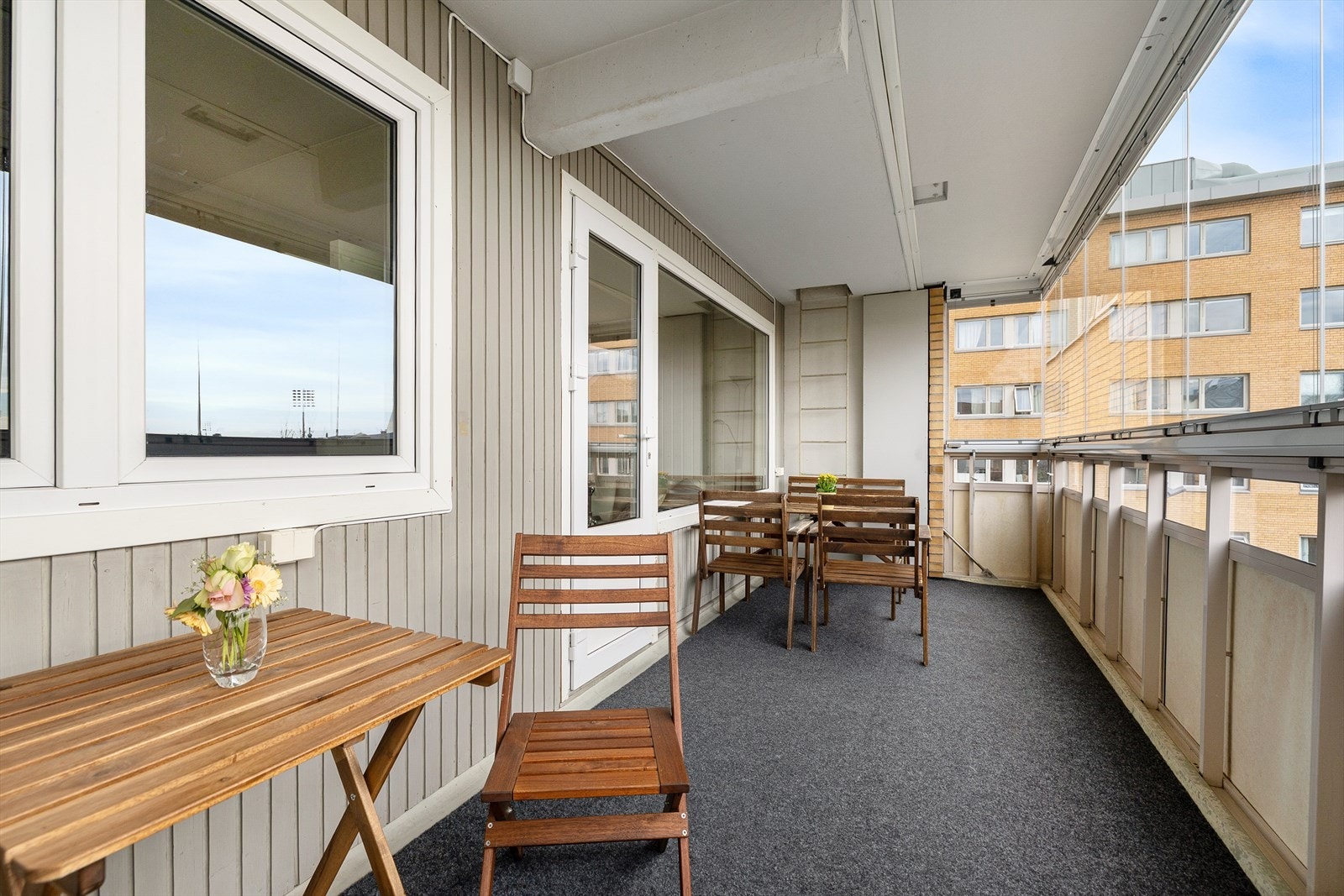 Fra stuen er det utgang til en stor innglasset balkong på 12,48 kvm! Galleribilde