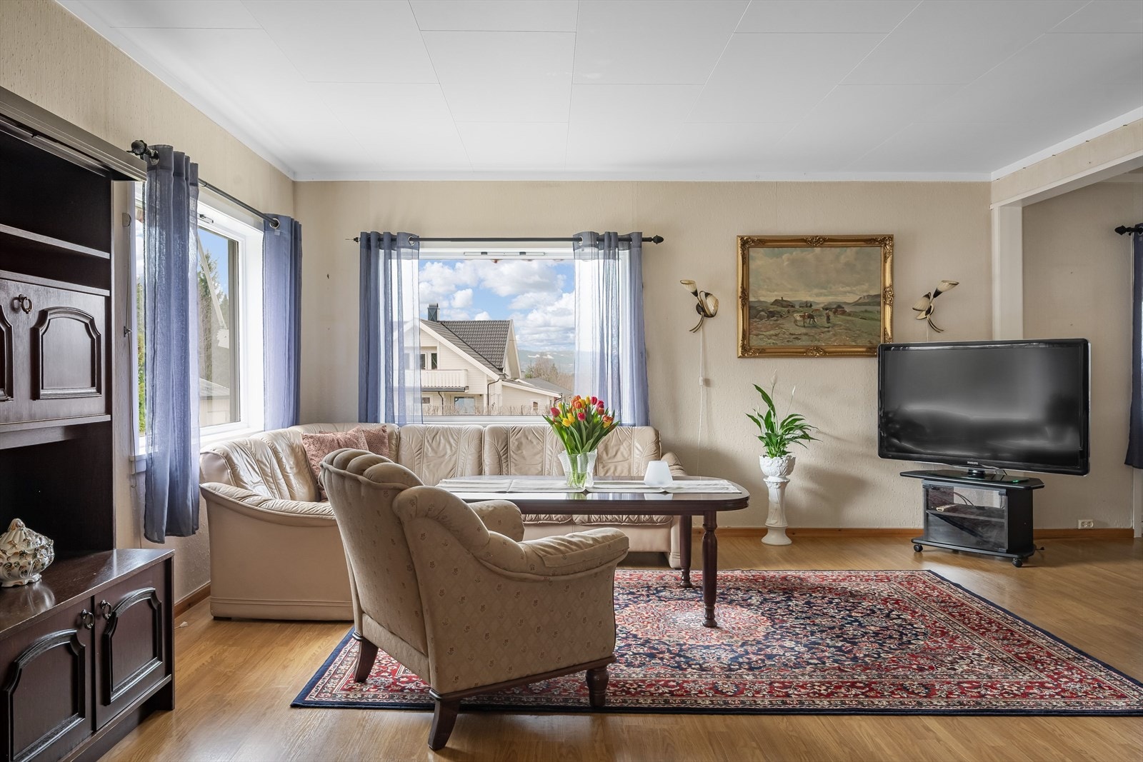 Stuen har tidløse overflater og fint lysinnslipp. Galleribilde